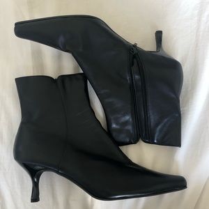 Hillard & Hanson Black Leather booties size 8.5